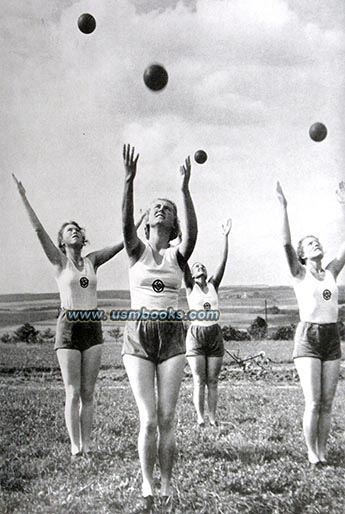 BdM girls playing sports