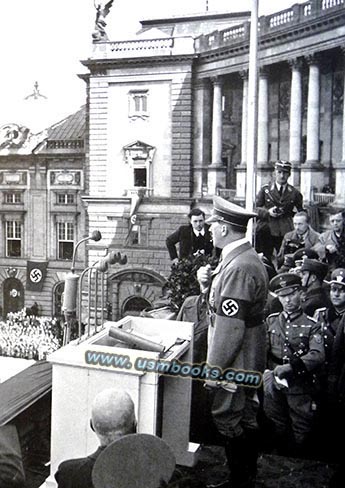 Adolf Hitler in Wien, 1938, Heldenplatz