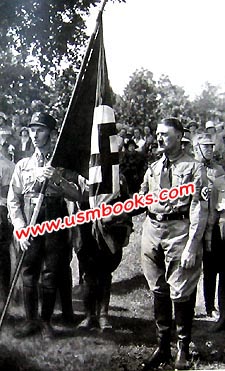Hitler mit Blutfahne und Grimminger