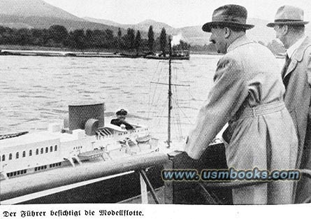 Adolf Hitler besichtigt die Modellflotte