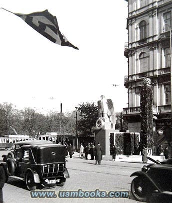 Hofburg mit Hakenkreuzfahne, 1938