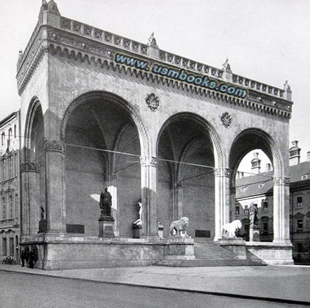 Feldherrnhalle Munich with SS guards