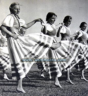 Tyrolean girls dancing