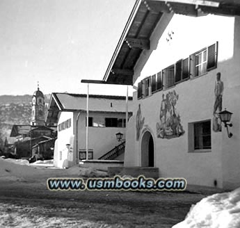 Rathaus Mittenwald mit Hakenkreuz